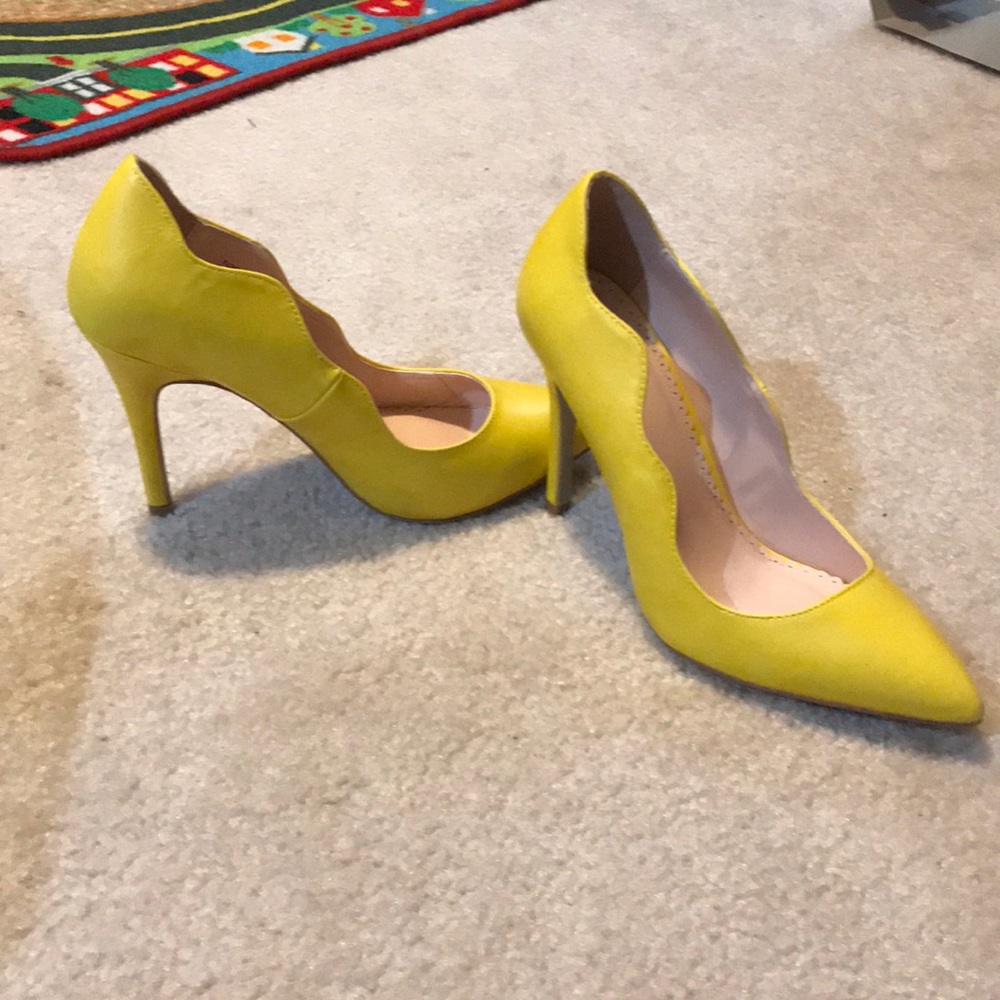 Yellow Madison heels from shoe dazzle size 8.5